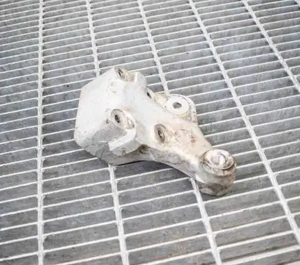 Engine mounting bracket