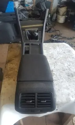 Volkswagen Golf VII Center console
