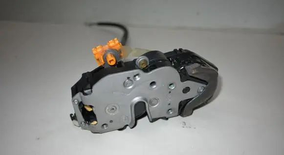 Opel Mokka X Front door lock 13579497