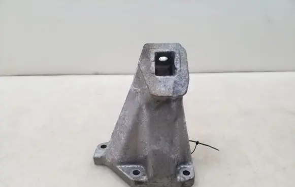 BMW 5 F10 F11 Engine mounting bracket 6777621