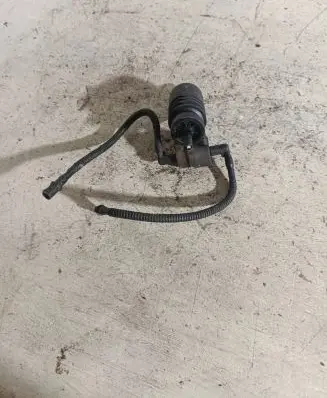 Volkswagen Golf IV Windscreen/windshield washer pump