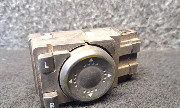 Wing mirror switch