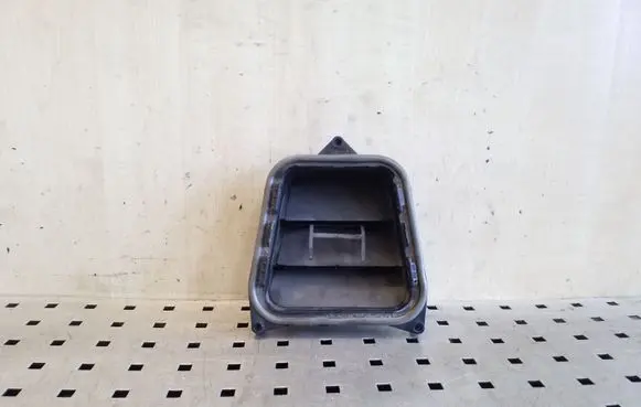 Quarter panel pressure vent