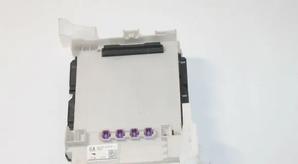 Toyota Prius (XW50) Fuse module 8273047530C
