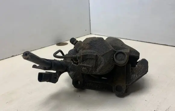 Volkswagen PASSAT B5.5 Front brake caliper P243