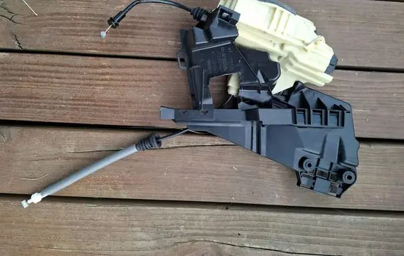 Volvo XC60 Rear door lock 32310900