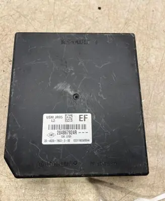 Renault Clio IV Fuse module 284B67924R 0331190500044 2840207903300