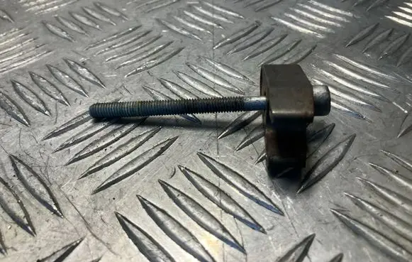 Mercedes-Benz E W211 Fuel Injector clamp holder