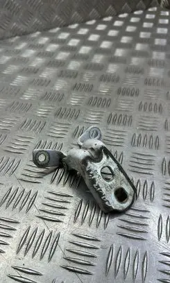 Opel Astra K Front door lower hinge A046057