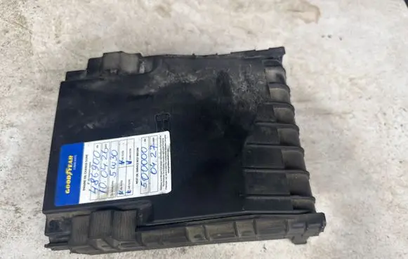 Volkswagen Golf V Fuse box cover 1K0937132F