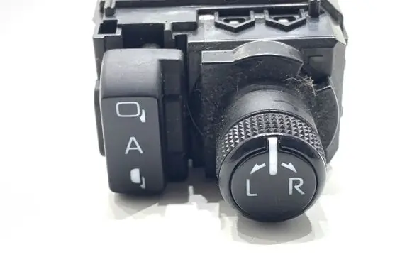 Toyota Yaris Cross Wing mirror switch 183910