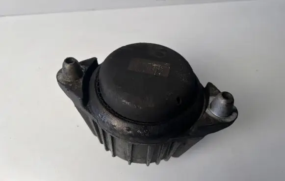 Mercedes-Benz C W204 Engine mount bracket A2042400317