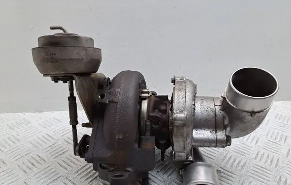 Toyota Avensis T250 Turbo 172010R021 0704030058 0704030057