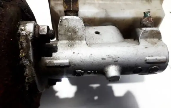 Master brake cylinder