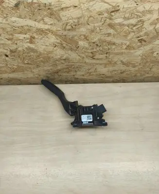Accelerator throttle pedal