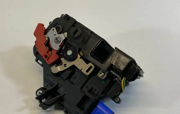 Volkswagen Golf V Rear door lock 7L0839016D
