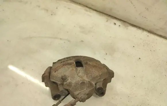 Volkswagen PASSAT B6 Front brake caliper