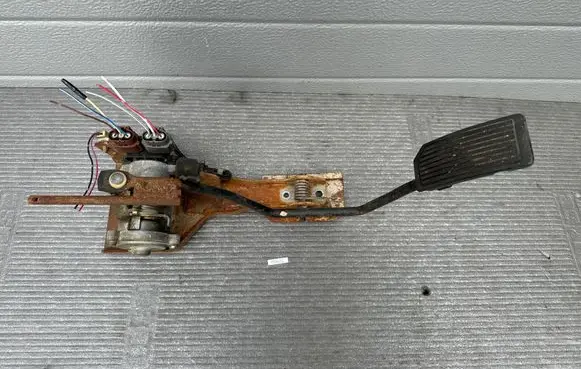 Nissan Patrol Y61 Accelerator throttle pedal 18002VB308