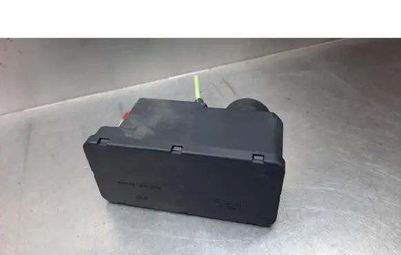 Volkswagen PASSAT B3 Central locking vacuum pump 357862257