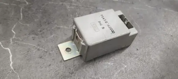 Hyundai Accent Fuel pump relay 9541022000