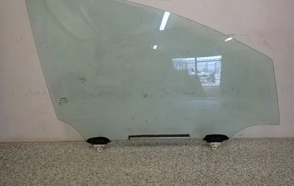Toyota Corolla Verso AR10 Sliding door window/glass 