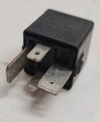 Volkswagen PASSAT B5 Other relay 951253A PA66GF25 V23134J52X430