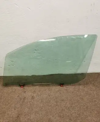 Toyota Yaris Front door window/glass (coupe) 