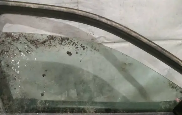Audi A4 S4 B5 8D Front door window glass four-door AS2