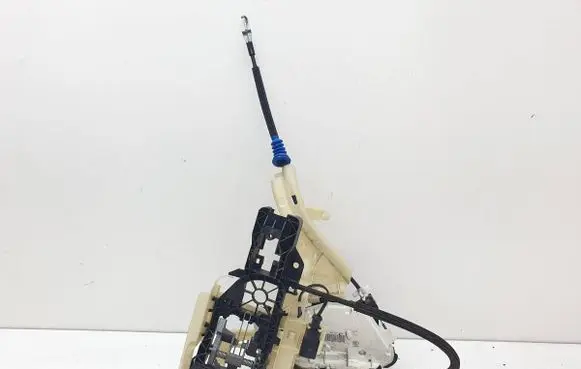 Volkswagen PASSAT CC Front door lock