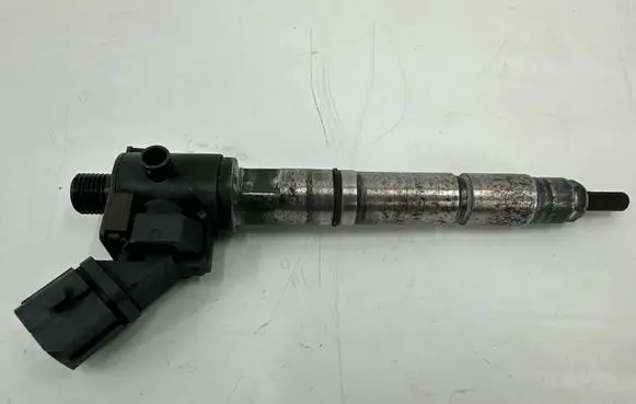 Volvo V40 Fuel injector 2370010