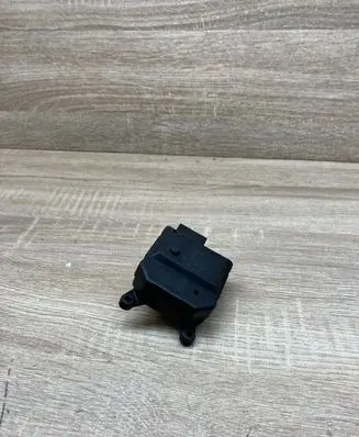 Opel Zafira B Air flap motor/actuator 309370600 C89689013548