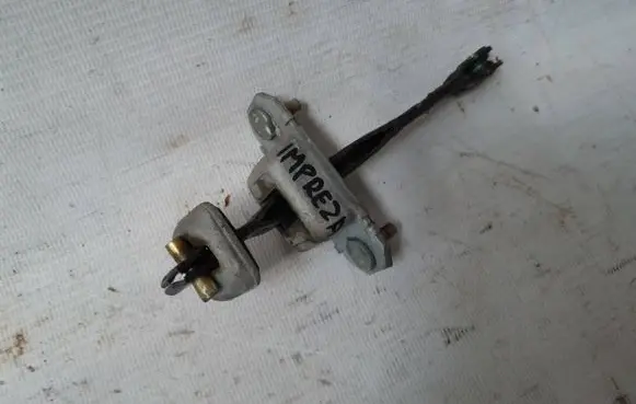 Subaru Impreza I Rear door check strap stopper