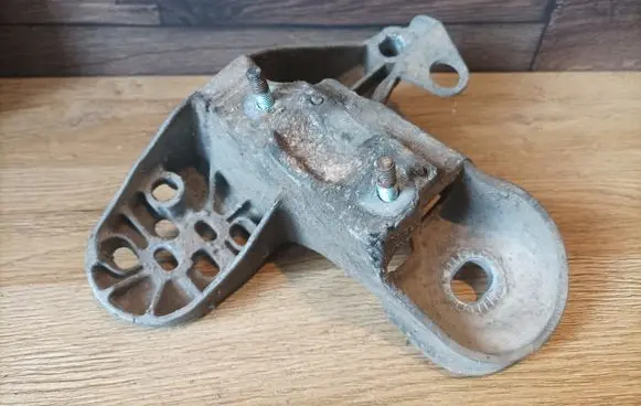 Volkswagen PASSAT B5 Engine mounting bracket
