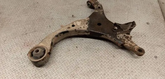 KIA Carens II Front lower control arm/wishbone 