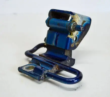 Volkswagen Touareg I Front door upper hinge 7L0831412