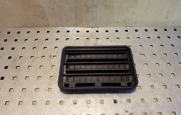 Quarter panel pressure vent