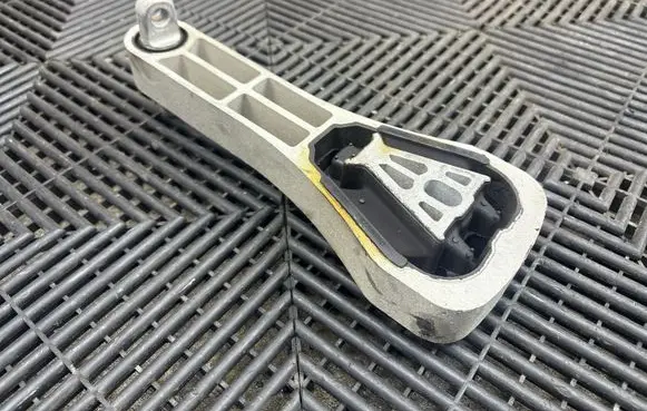 Volvo XC90 Engine mount bracket 32298950