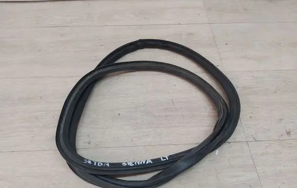 Toyota Sienna XL30 III Rear glass trim 