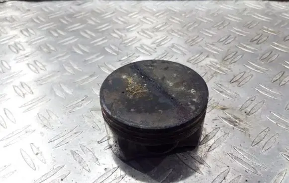BMW 5 E39 Piston 