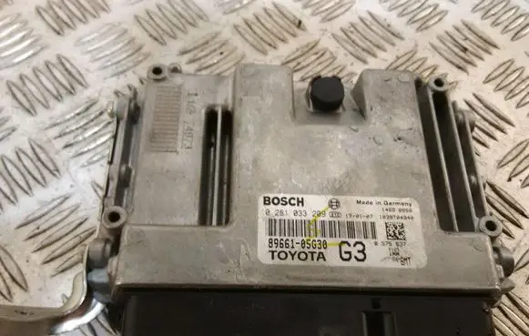 Toyota Avensis T270 Engine control unit/module 0281033209 8966105G30
