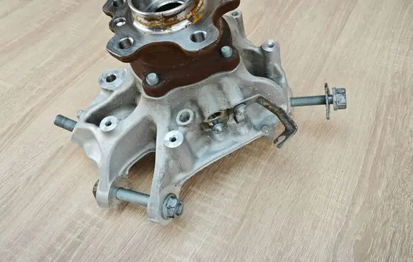 Rear wheel hub spindle/knuckle