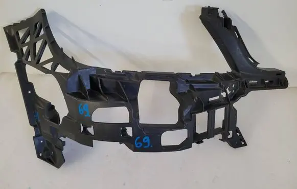 Mercedes-Benz C W204 Front bumper mounting bracket A2048854265
