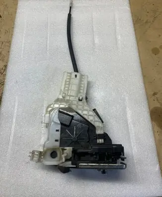KIA Carens III Front door lock 81320A4010