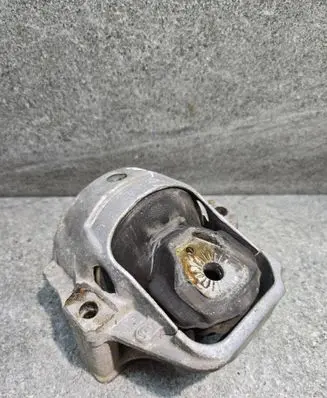 Engine mount bracket