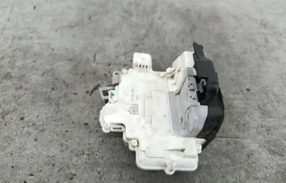 Audi A6 S6 C6 4F Front door lock 172128
