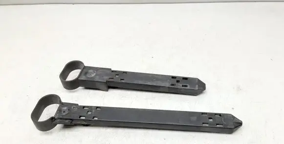 Headlight/headlamp mounting bracket