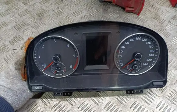 Volkswagen Touran II Speedometer (instrument cluster)