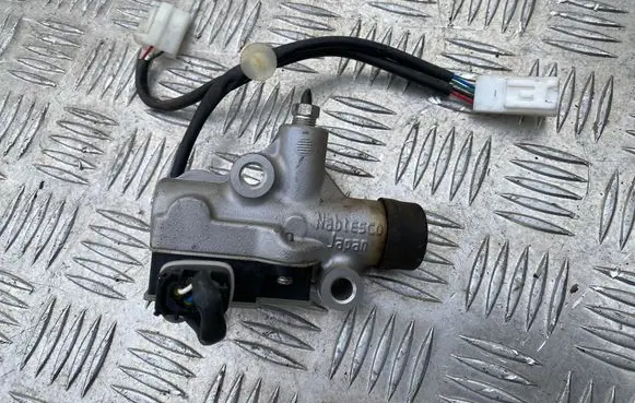 Subaru Legacy Clutch master cylinder 15647592 071091639A