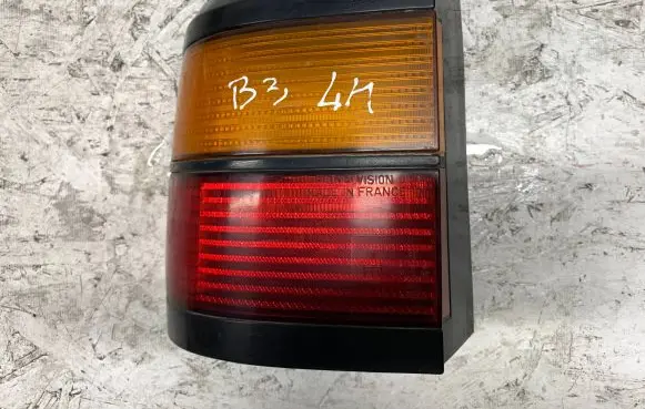 Volkswagen PASSAT B3 Rear/tail lights 333945111
