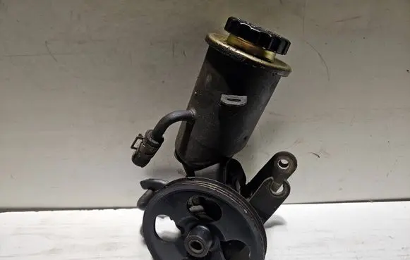 Toyota Yaris Power steering pump